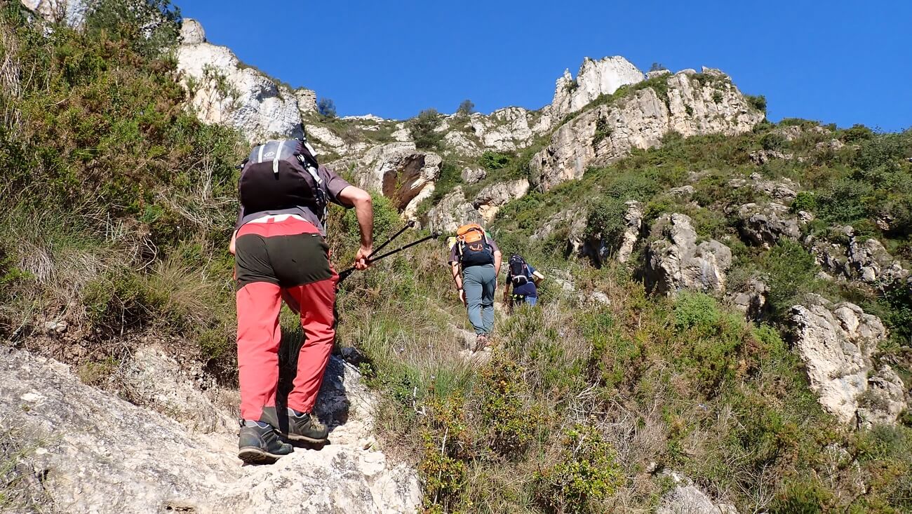 Subiendo a la cova de l'Anell