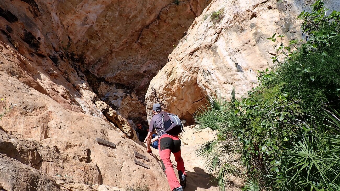 Cova de l'Anell en la sierra de Corbera