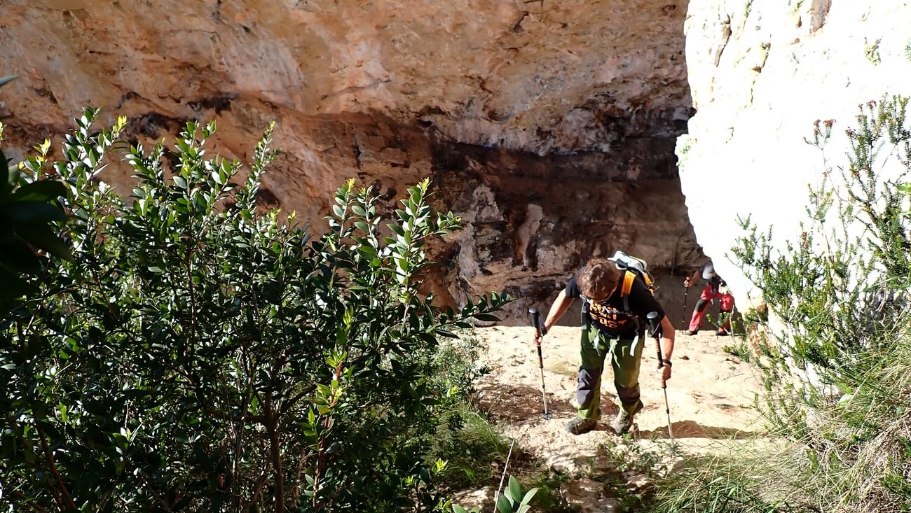 La Cova de l'Anell en la sierra de Corbera