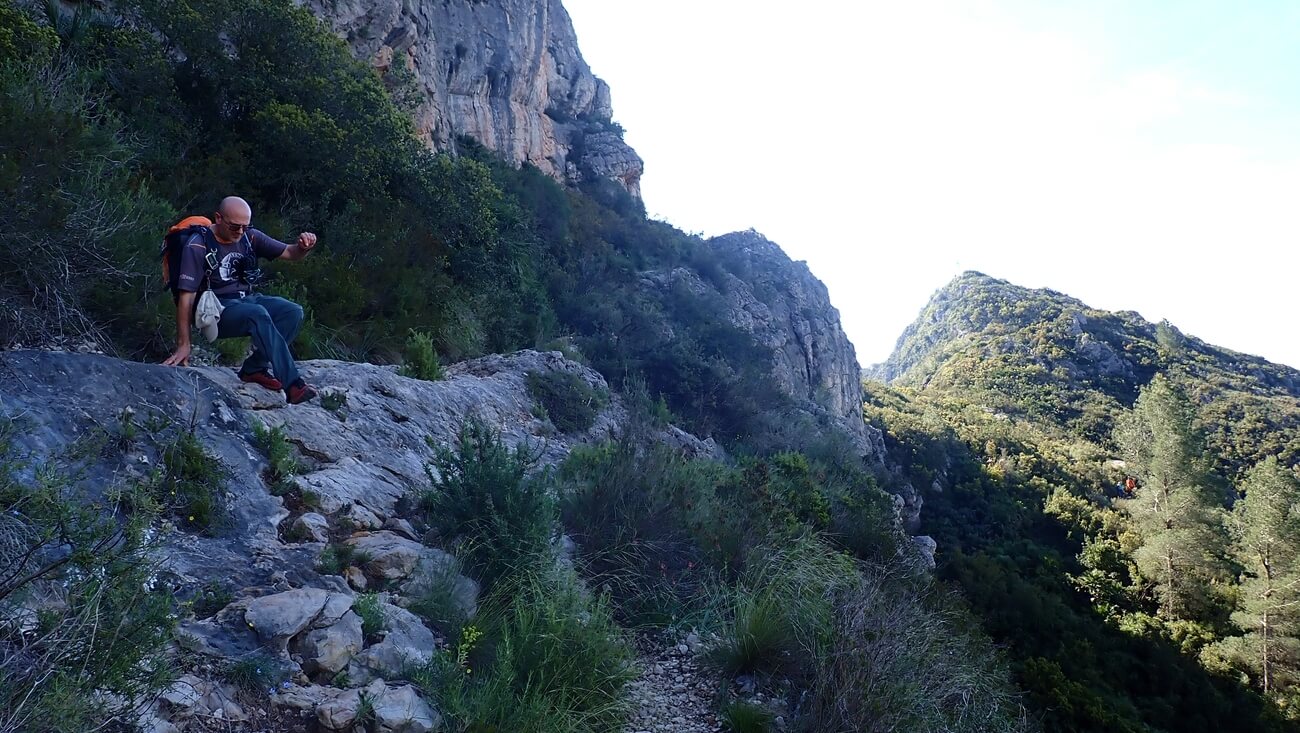Sendero aereo en la sierra de Corbera
