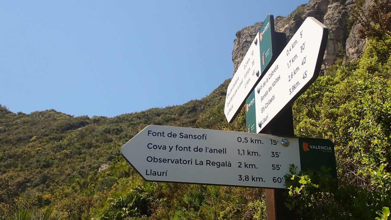 Cruce de sendas señalizadas en la sierra de Corbera