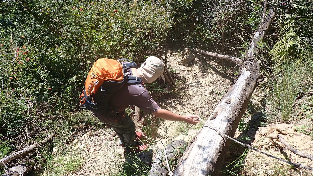 Paso equipado con una cuerda en la sierra de Corbera