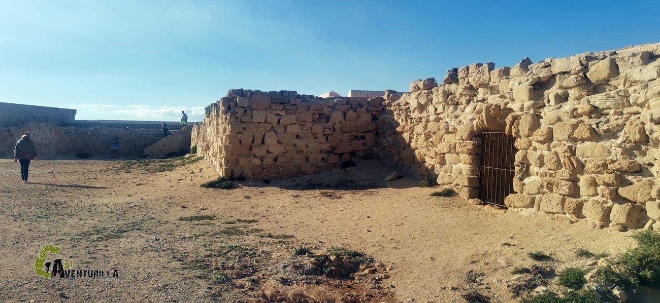 Junto a la muralla de Tabarca
