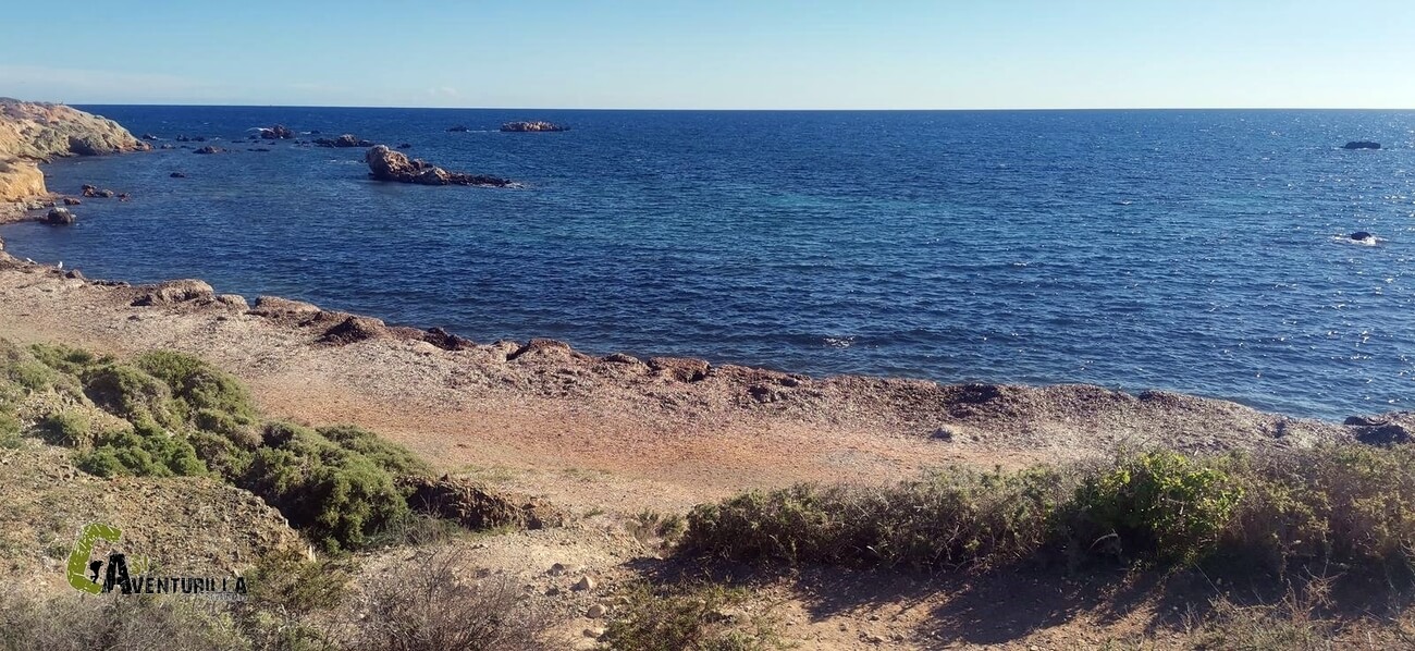 Junto a la playa en la isla de Tabarca
