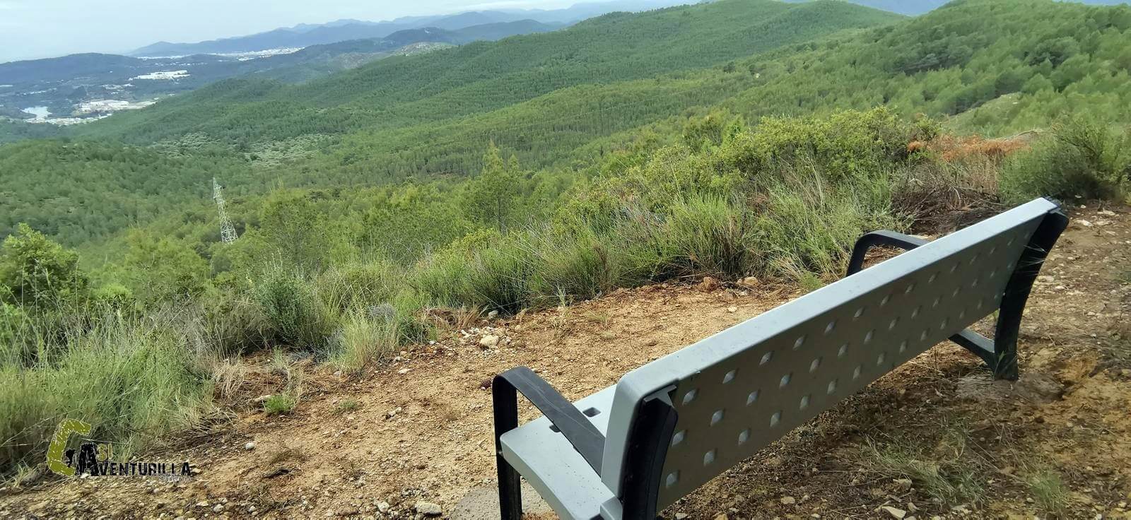 Banco para descansar en el mirador de la Sierra
