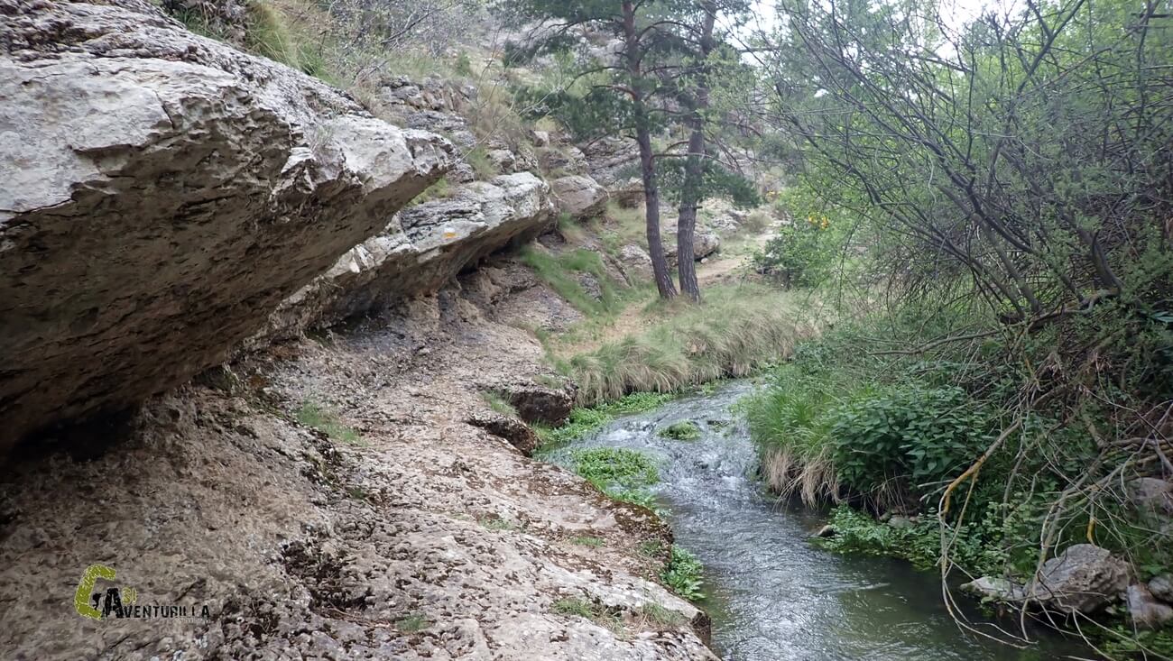La erosion ha generado una especie de carcavas junto al rio