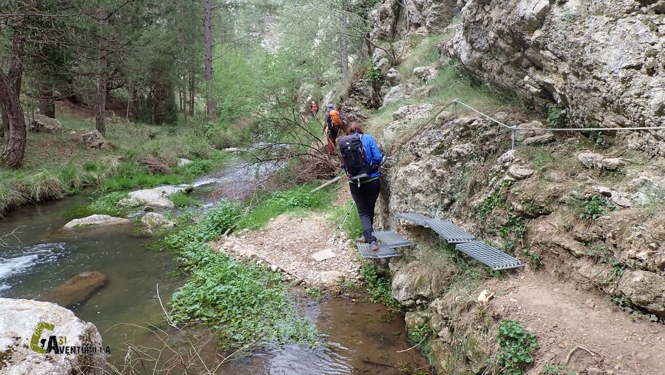 Paso con peldaños junto al rio Alcala