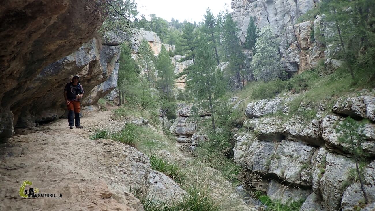 caminando por dentro del cañon del rio Alcala