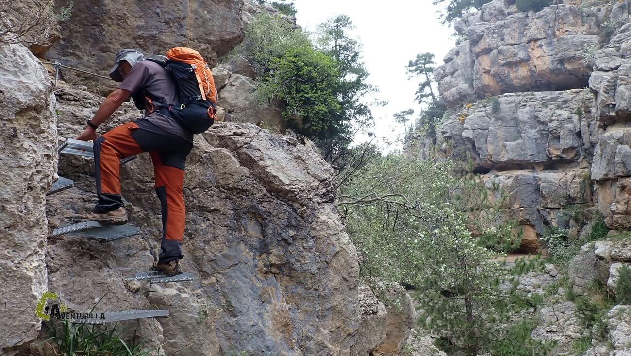 Peldamos de metal para el avance por el cañon