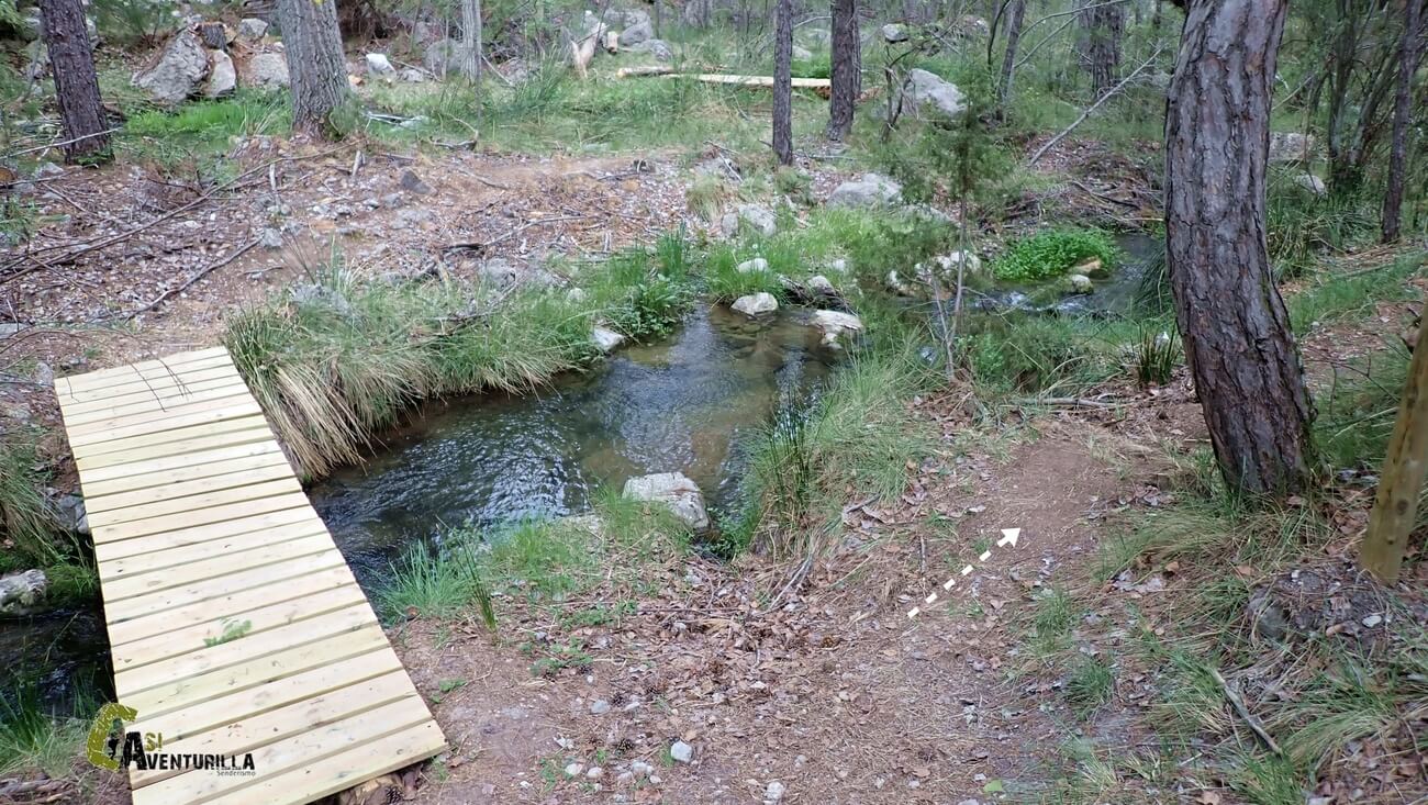 Pasarela de madera para cruzar el rio Alcala