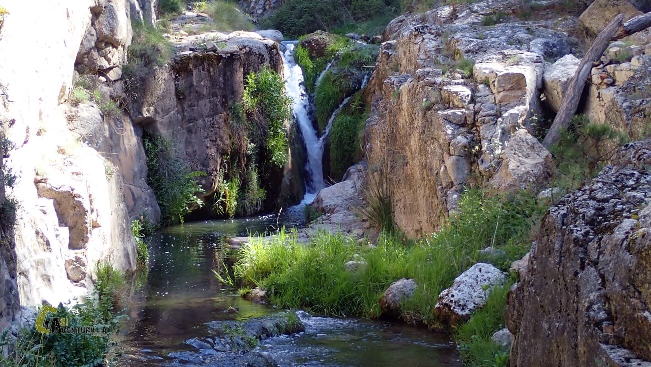 Pequeño salto de agua en el cañon del rio Alcala