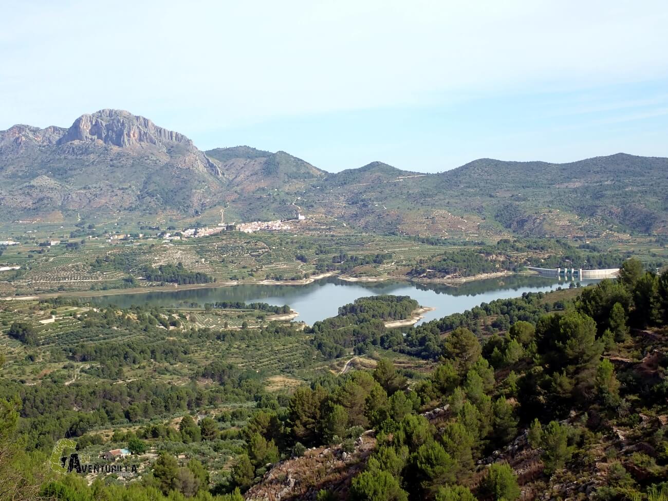 Panoramica hacia el Benicadell y el embalse de Beniarres