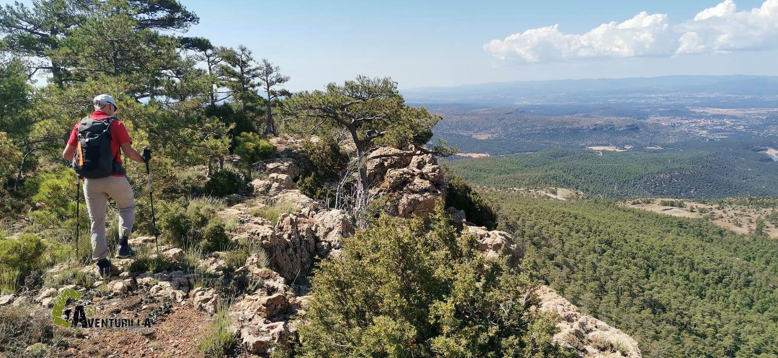 caminando junto al cinglo de la Atalaya
