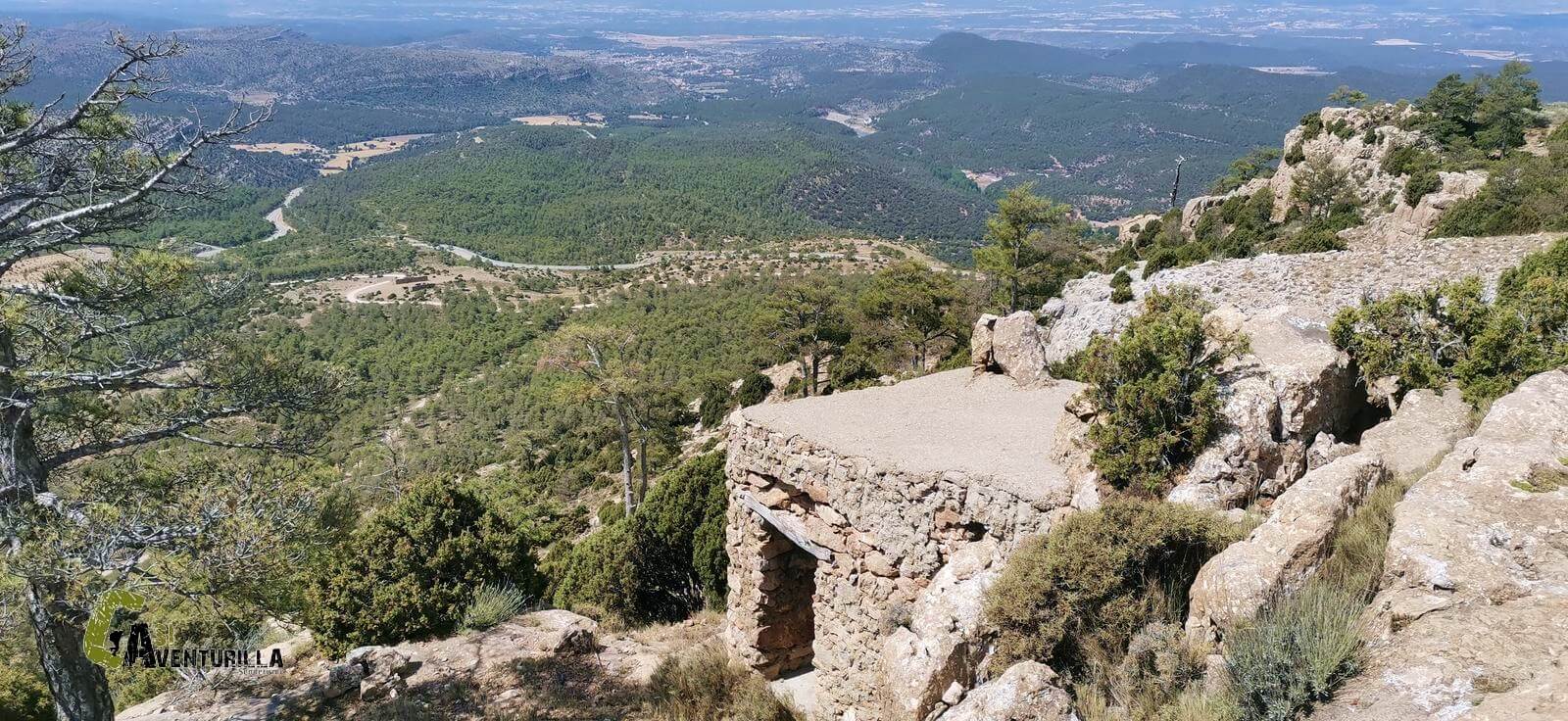 Pequeño refugio en la cima de la Atalaya