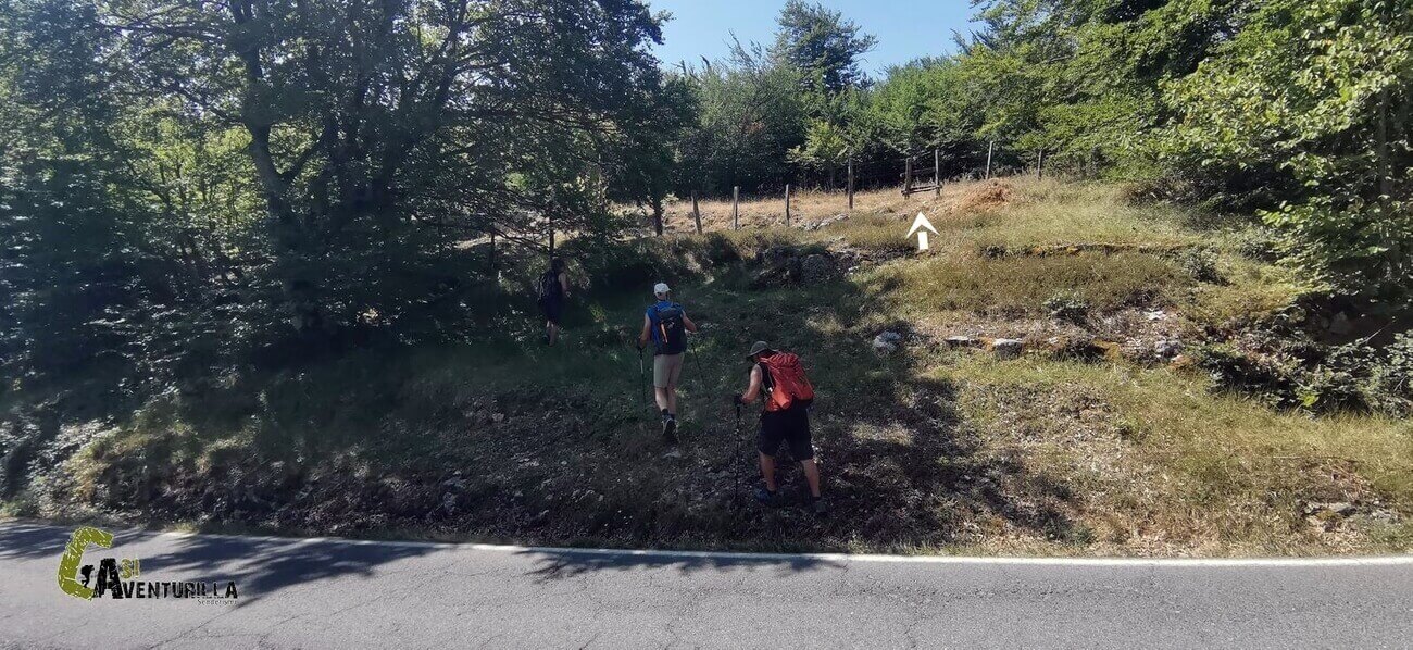 Dejamos la carretera para subir hacia la alambrada