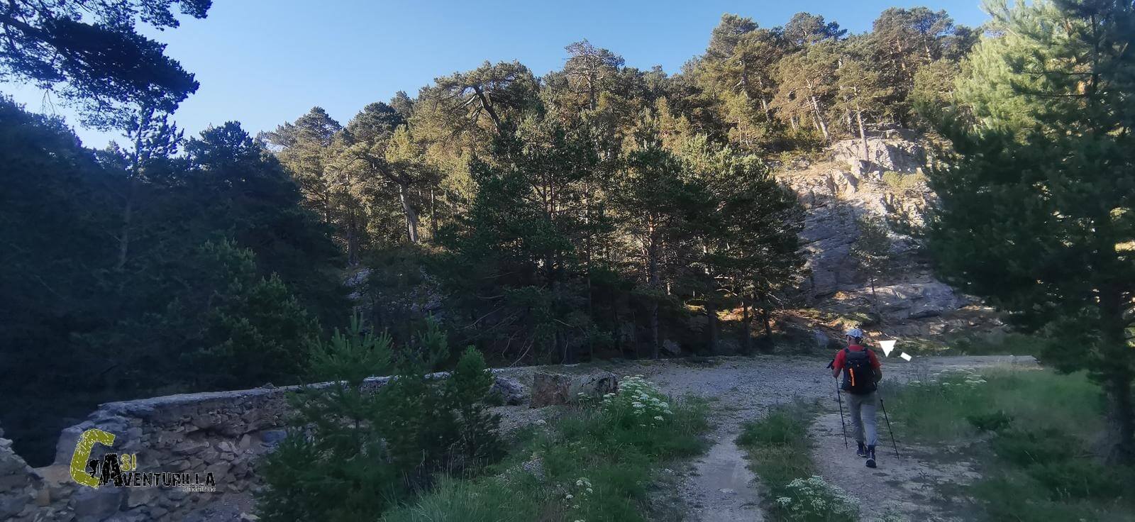 Camino que cruza el barranco del Lobo