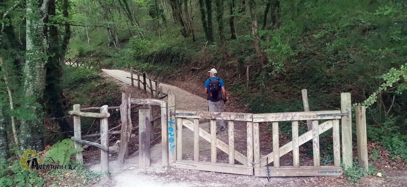 camino hacia el nacimiento del rio Urederra