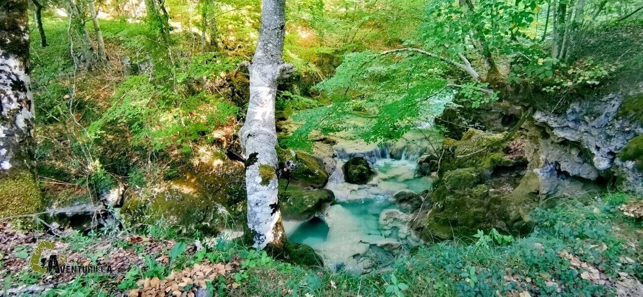 Rio Urederra cerca de su nacimiento
