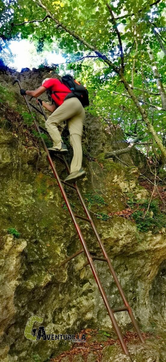 Subiendo al Aizluze con escalera