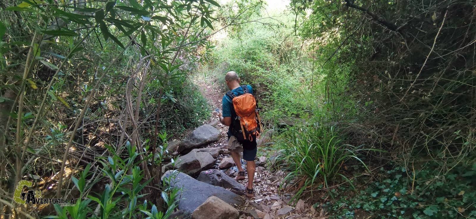 Cruzando el arroyo del barranco