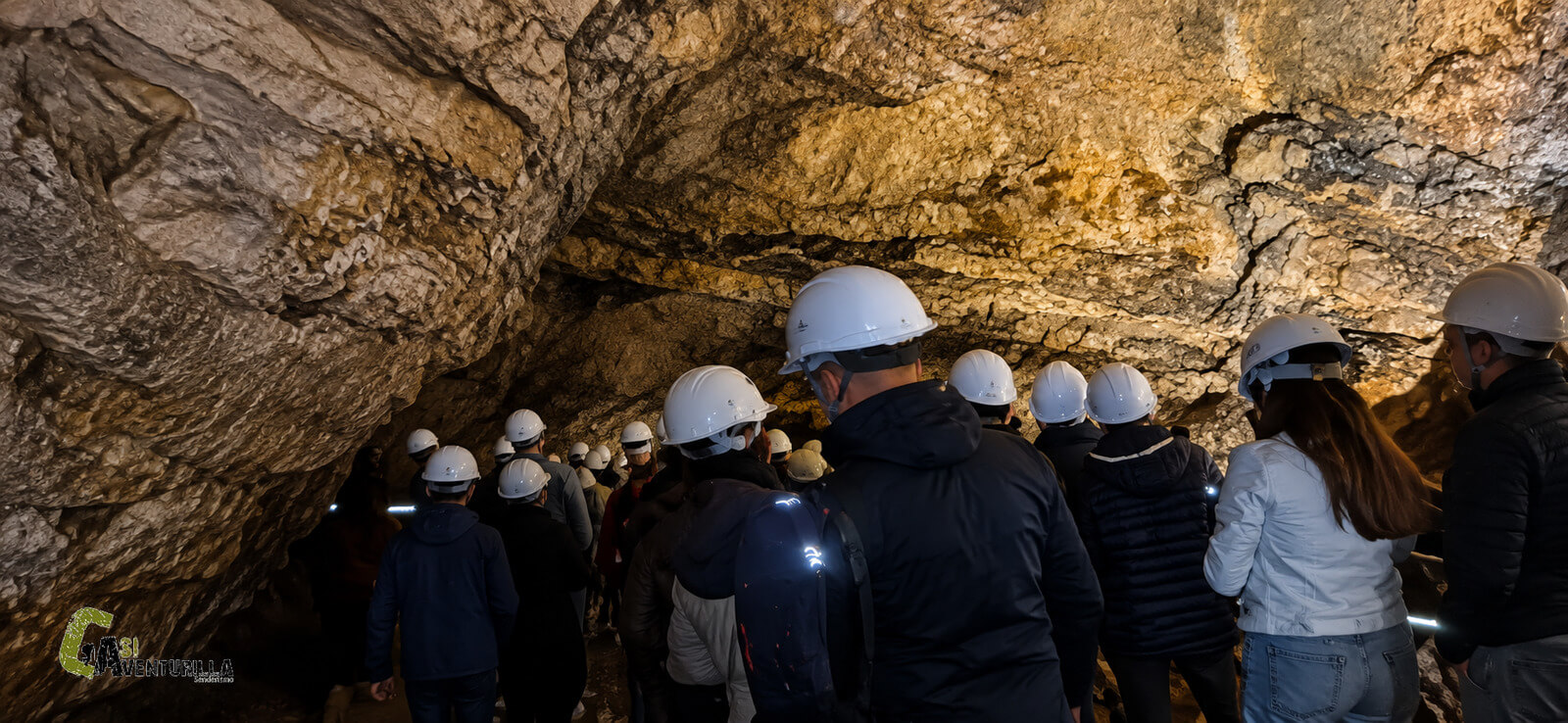 Con los cascos puestos dentro de la cueva
