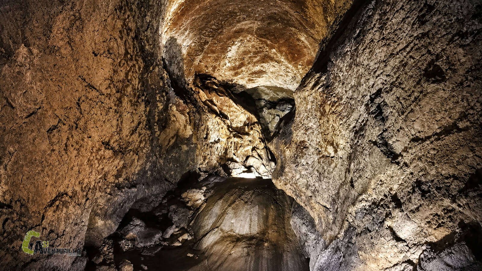 En el interior de la Cueva de Ojo Guareña