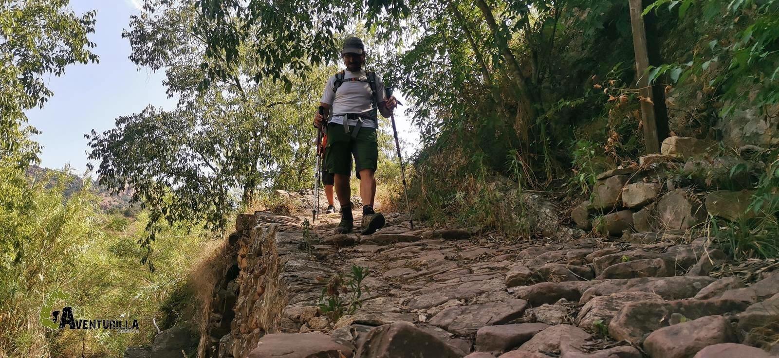 Sendero empedrado de bajada