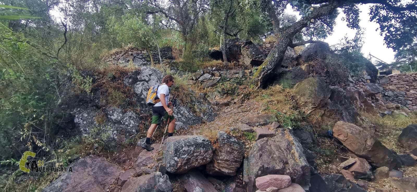 Sendero en ascenso desde el barranco de Castro