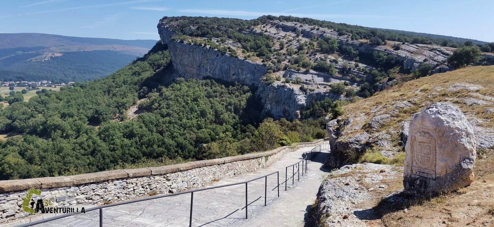 Escalinata para bajar a Ojo Guareña