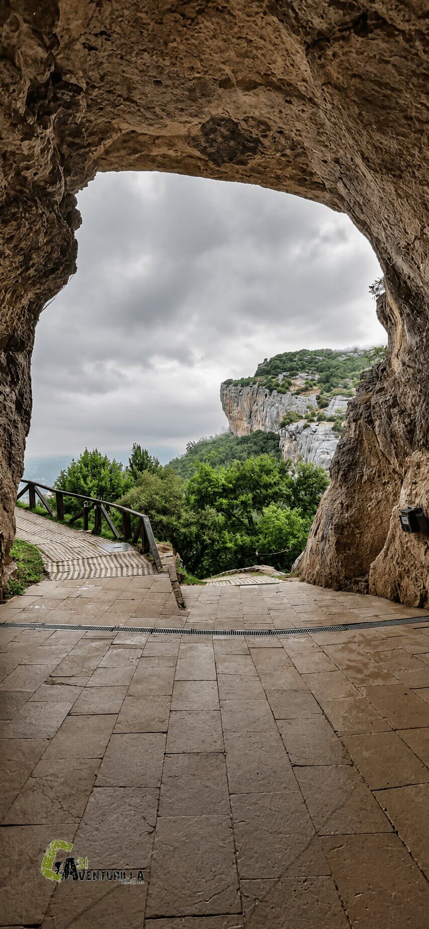 Cueva de la ermita de San Bernabe de Ojo Guareña