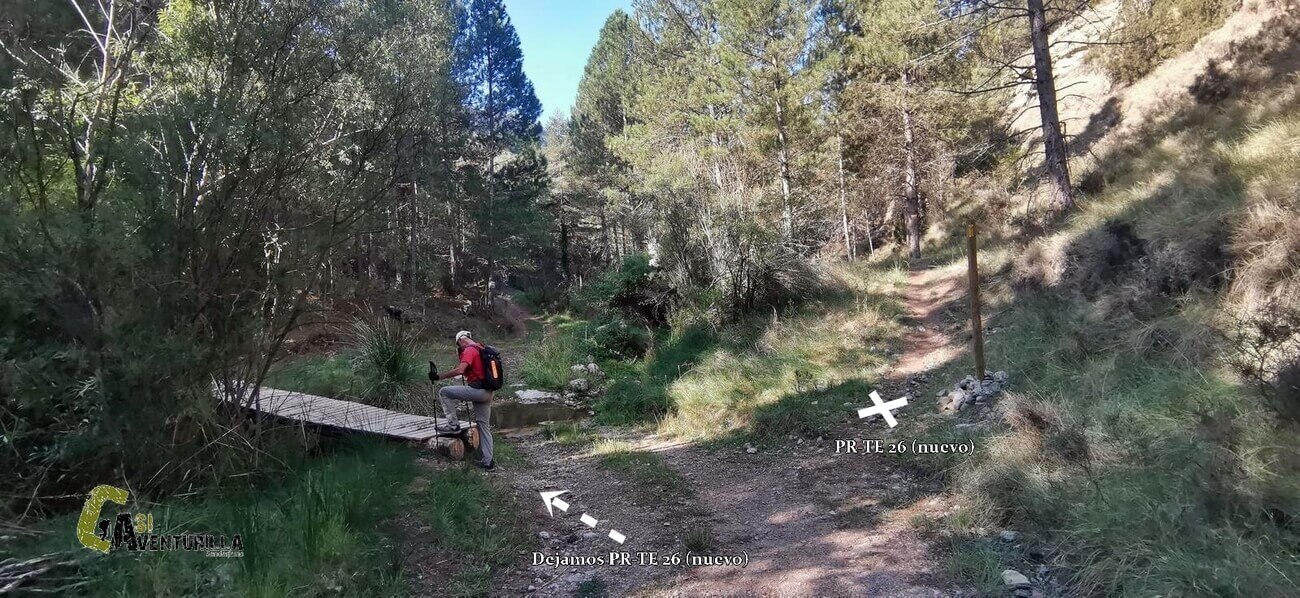Cruzando la pasarela de madera sobre el rio Alcala