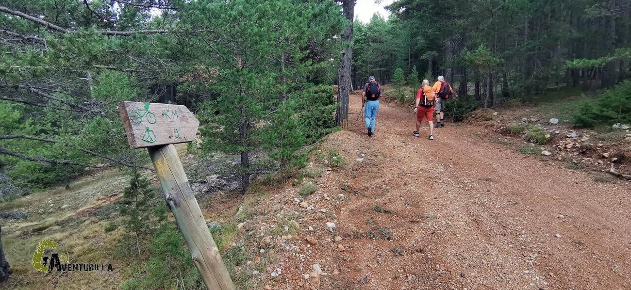 Señalización de senderismo en la sierra de Gudar