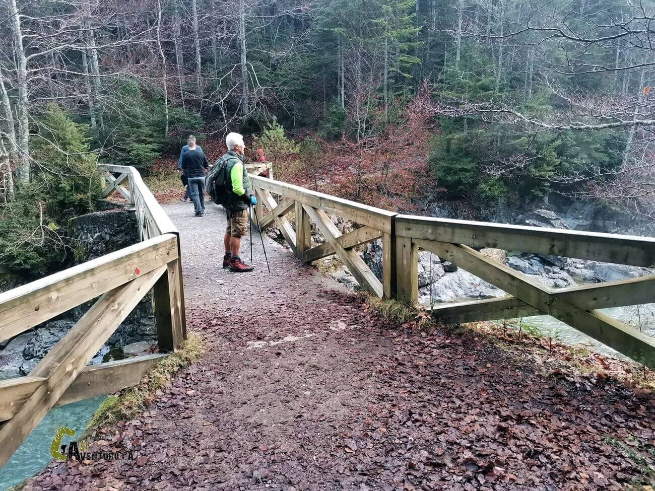 Cruzando el puente sobre el rio Arazas