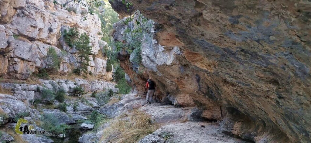 Paso bajo una larga visera junto al rio Alcala
