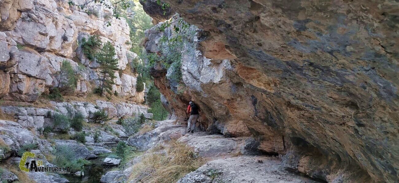 Paso bajo una larga visera junto al rio Alcala