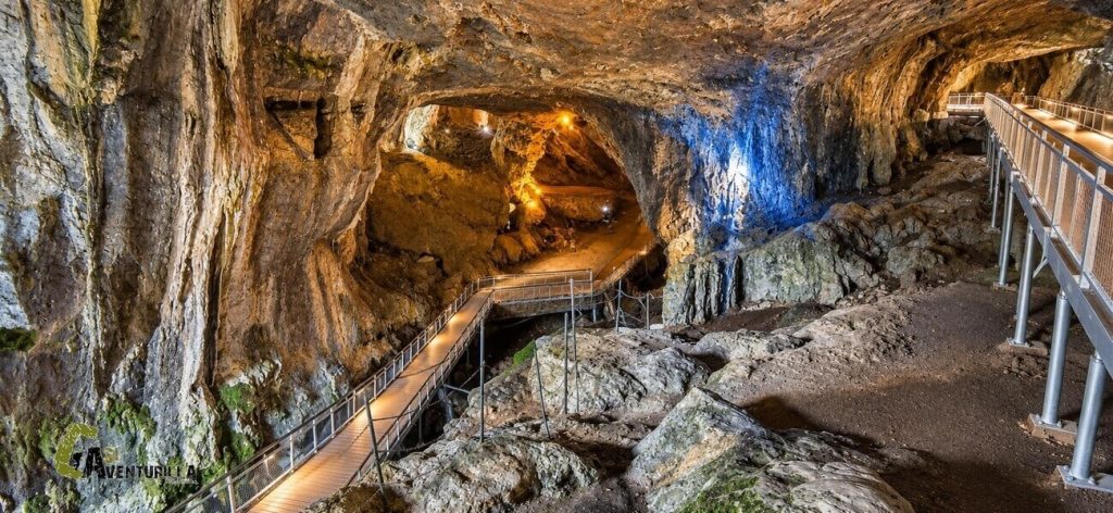 En el interior de la Cueva de Zugarramurdi