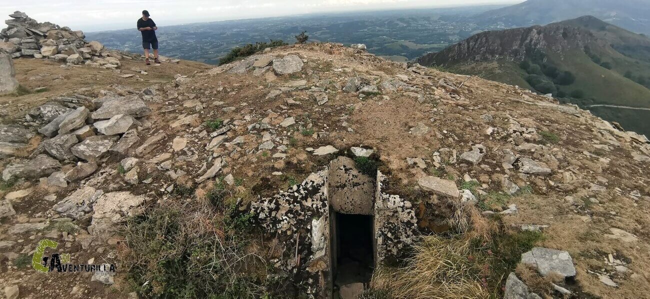 Entrada al bunker del pico Mendibil
