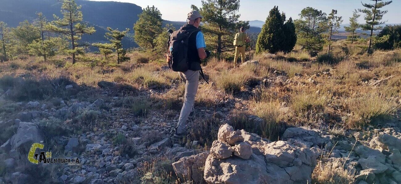 Seguir los hitos en la montaña