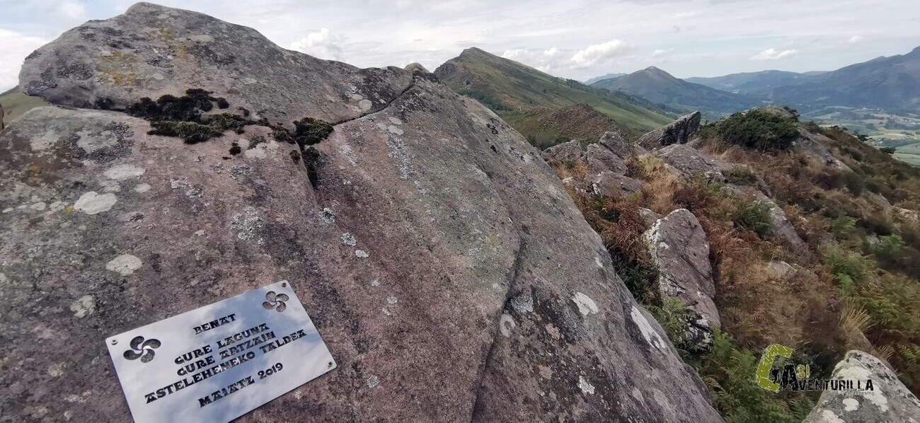 Placa en memoria en el pico Aziparaz