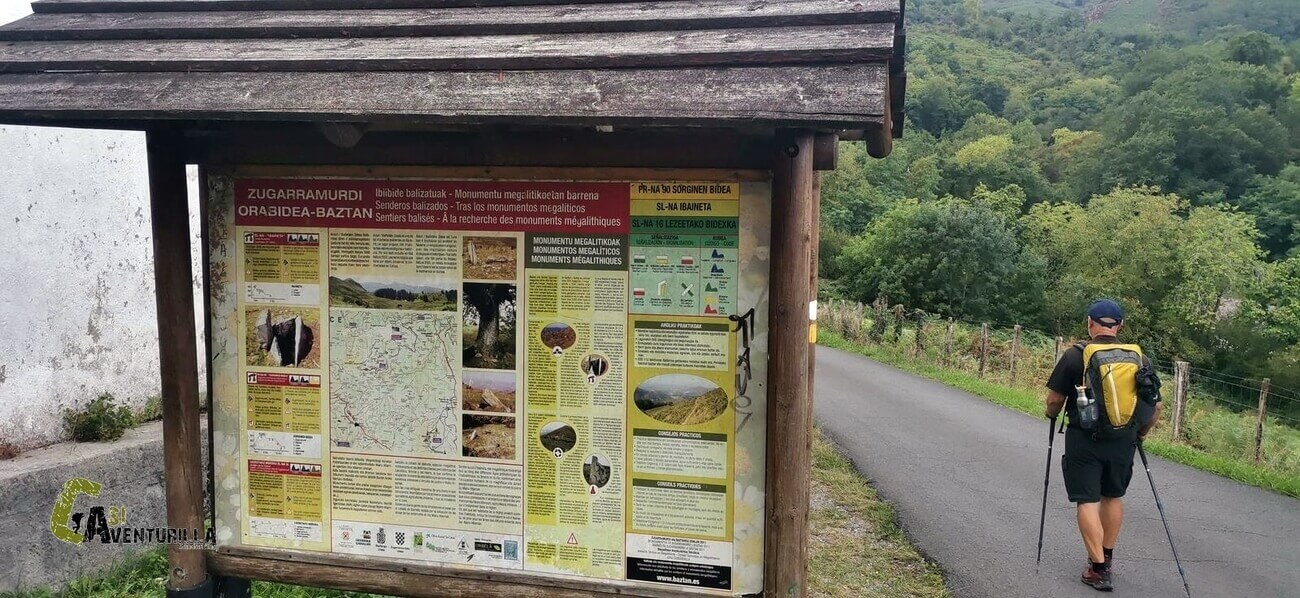 Panel de información de recorridos senderistas