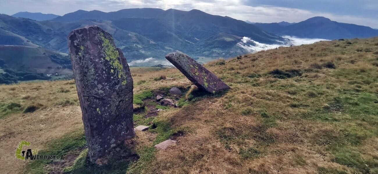 Menhir De Artzubieta en la loma del Alkurruntz