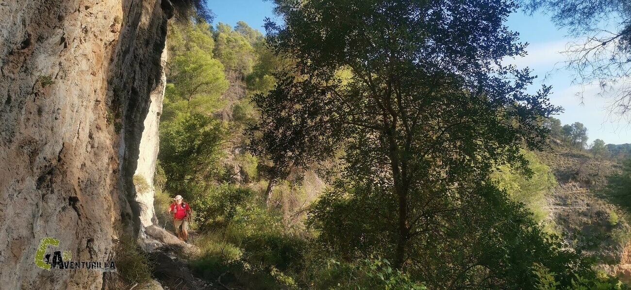 Pegados a la pared del barranco del Lobo en Sumacarcer