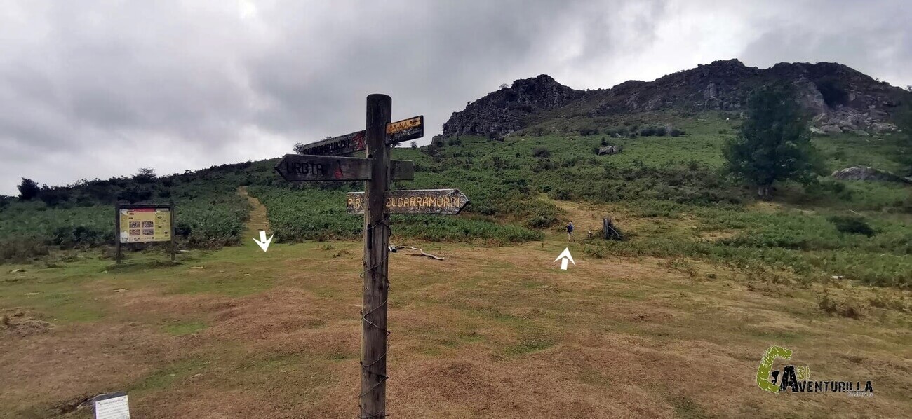 Poste con paletas en el collado Ibañeta