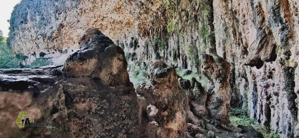 Cueva en el barranco del Llop en Sumacarcer