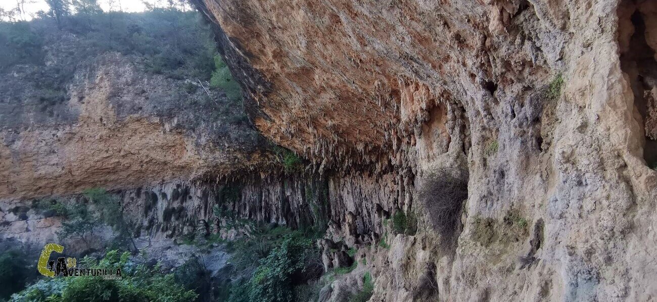 Abrigo con formaciones en el barranco del lobo de Sumacarcer