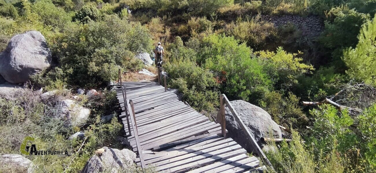 Puente de madera para cruzar el barranc del Corb
