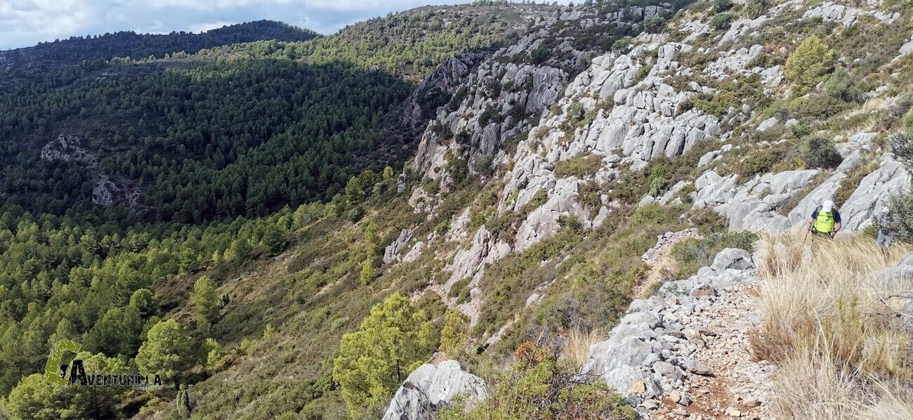 Sendero empedrado en el raco del Corb