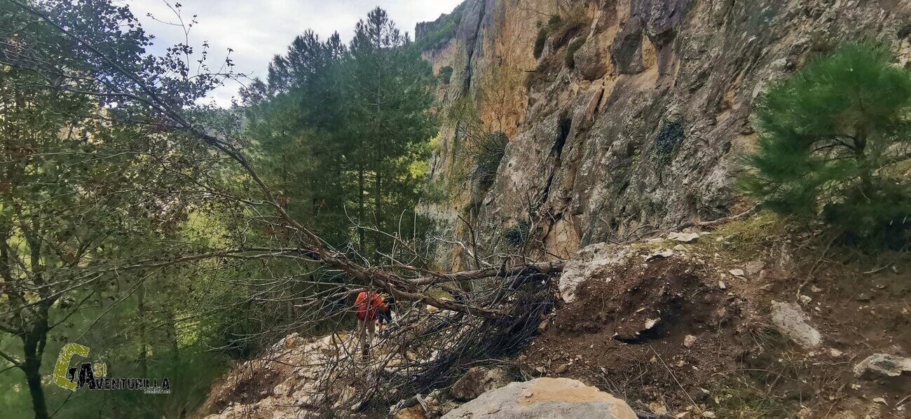 Sendero con desprendimiento de rocas