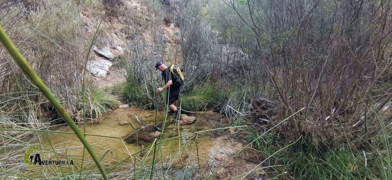 Cruzando el arroyo sobre unas piedras