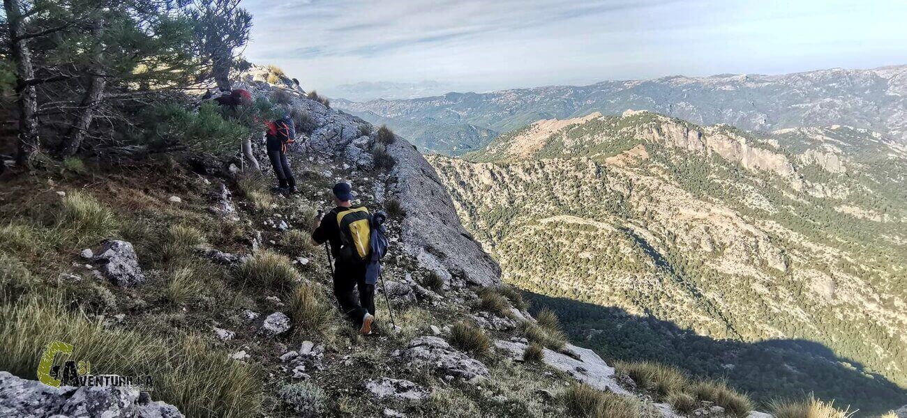 Caminando junto al borde del acantilado